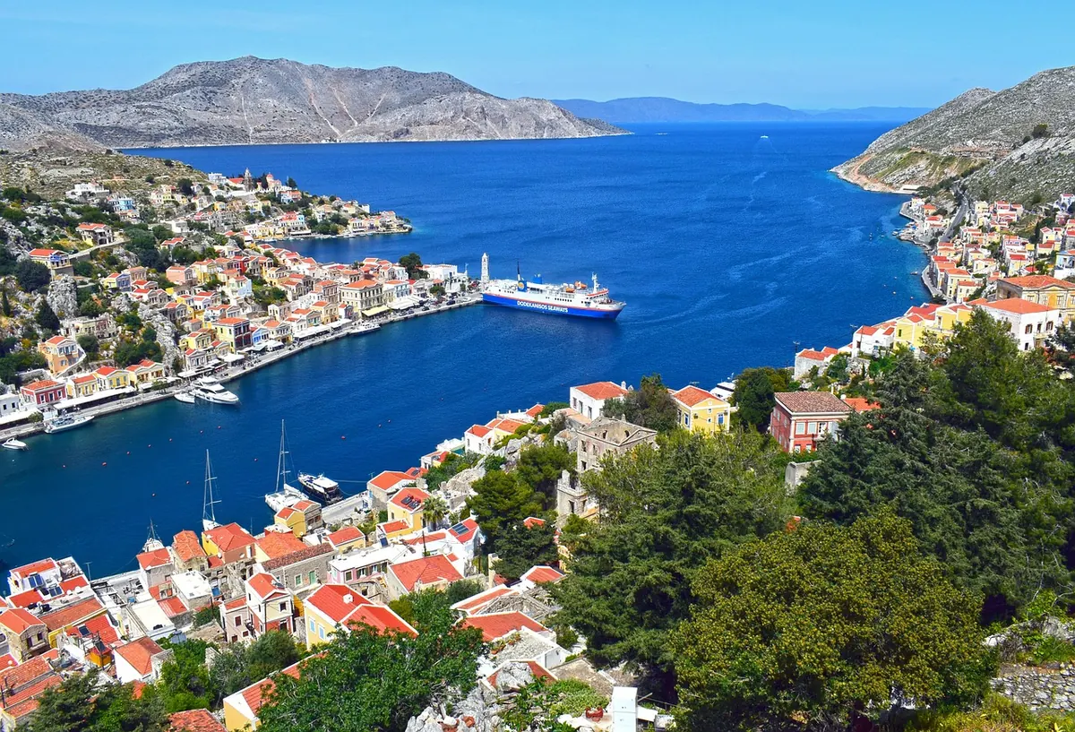 First-Time Island Hopping in Greece: Common Mistakes with Ferries, Ports and Luggage